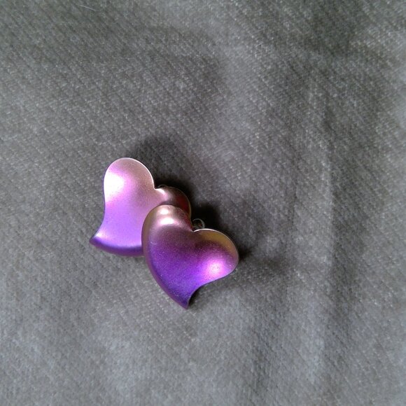 ***Purple iridescent metal hearts - Picture 1 of 2